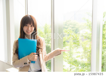 ファイルを持つ若い女性 15987435