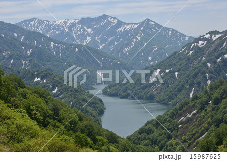 60里越え国道２５２の新緑の山並み 15987625