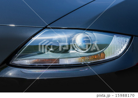 ヘッドライト　Headlight of the car 15988170