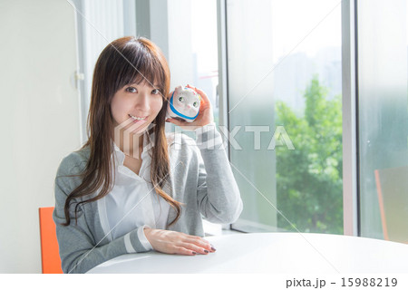 貯金箱と若い女性 15988219