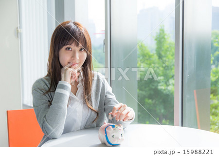 貯金箱と若い女性 貯金箱と若い女性 15988221