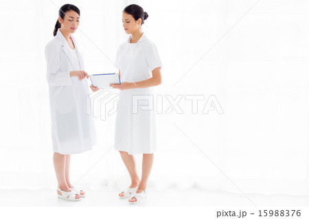 女医と女性看護師 15988376