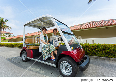 カートに乗る女性二人 カートに乗る女性二人 15988529