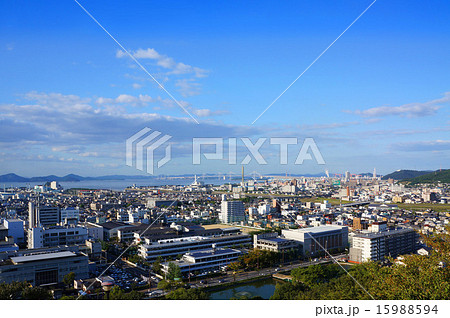 丸亀城から遠く瀬戸大橋を望む 15988594