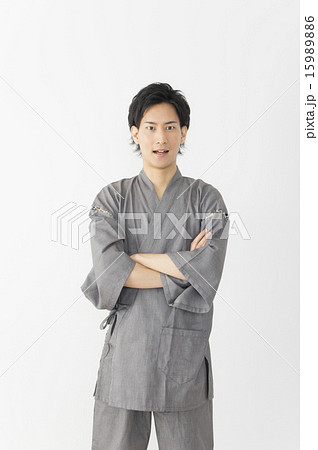 腕組みをする甚平姿の若い男性 腕組みをする甚平姿の若い男性 15989886