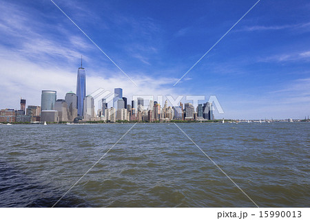 ジャージーシティよりマンハッタン近代ビル群 15990013