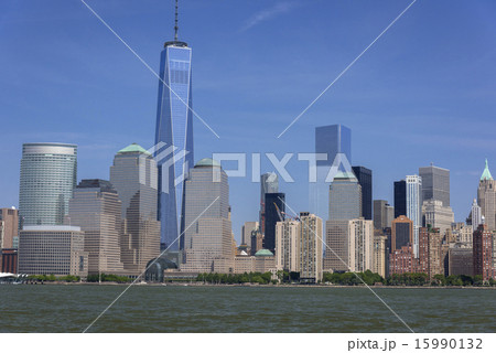 ジャージーシティよりマンハッタン近代ビル群 15990132