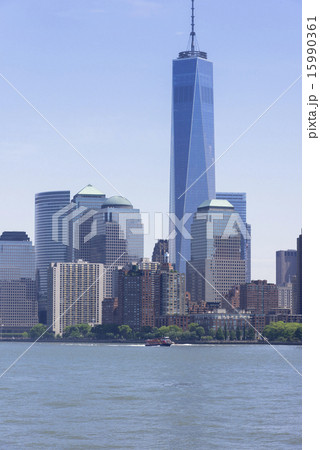 フェリーよりマンハッタン近代ビル群 フェリーよりマンハッタン近代ビル群 15990361
