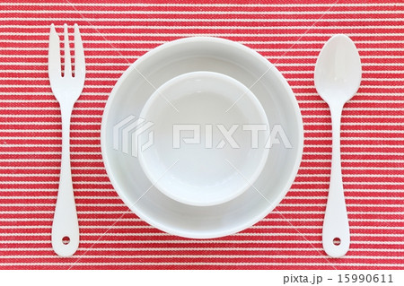 赤いクロスと食器 赤いクロスと食器 15990611