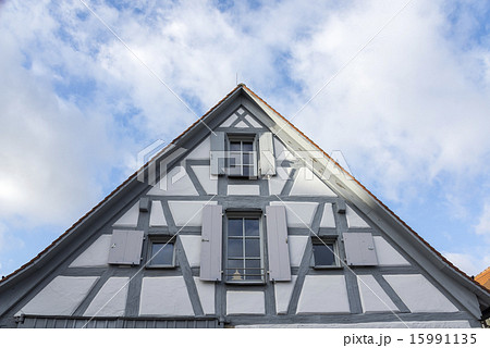 鎧戸窓がある三角屋根の住宅 鎧戸窓がある三角屋根の住宅 15991135