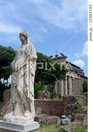 手前：白い聖人像　奥：アントニヌス・ピウスとファウスティナの神殿 15993783