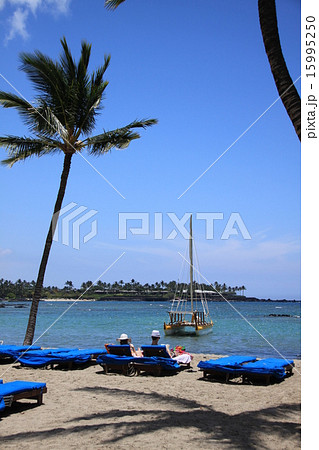 サマーベッドでくつろぐ男女 15995250