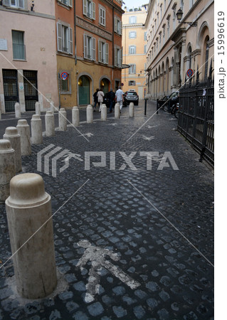 サンタ・キアーラ通りの歩行者マーク サンタ・キアーラ通りの歩行者マーク 15996619