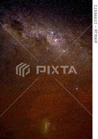 南半球の南米チリ、アンデス山脈のアタカマ高地から見上げる天の川と大マゼラン星雲 南半球の南米チリ、アンデス山脈のアタカマ高地から見上げる天の川と大マゼラン星雲 15996871