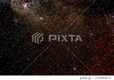 南半球の南米チリ、アンデス山脈のアタカマ高地の頭上に輝く南十字星と天の川 15996873