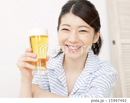 部屋でビールを飲む女性 部屋でビールを飲む女性 15997492