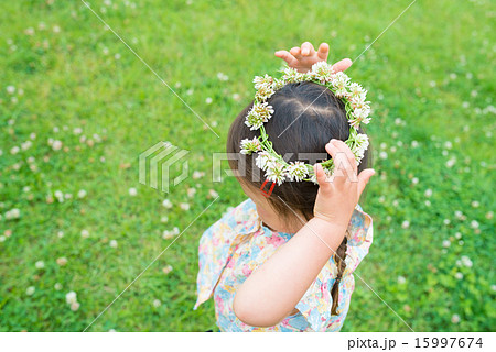 花の冠をかぶって遊ぶ少女 花の冠をかぶって遊ぶ少女 15997674