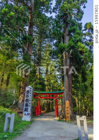 春の中尊寺の境内に鎮座する白山神社の神楽殿 春の中尊寺の境内に鎮座する白山神社の神楽殿 15997801