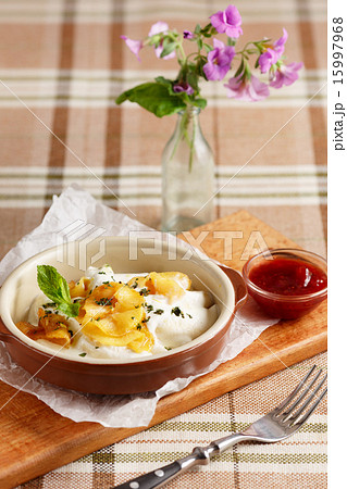 Dumplings with sour cream and baked apples 15997968