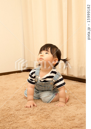 赤ちゃん かわいい ポーズの写真素材