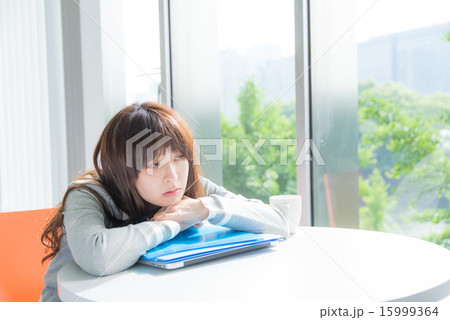 若い女性 若い女性 15999364
