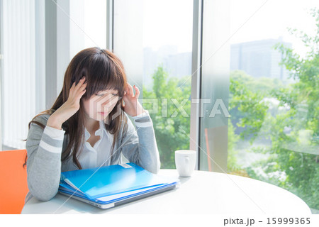 若い女性 若い女性 15999365