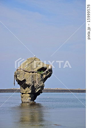 北海道江差町の瓶子岩 15999576