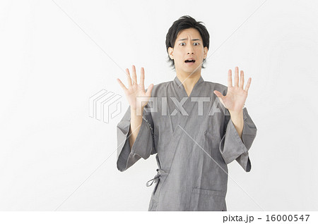 ビックリする甚平姿の若い男性 ビックリする甚平姿の若い男性 16000547