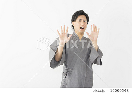 ビックリする甚平姿の若い男性 ビックリする甚平姿の若い男性 16000548