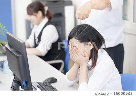 不動産オフィスで働くOL 不動産オフィスで働くOL 16000932