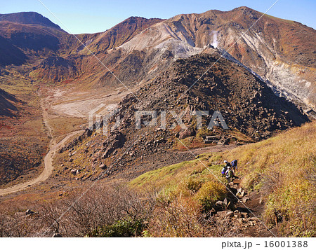 大分県九重連山　三俣山へ秋登山での登山道からの景色 16001388