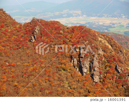 大分県九重連山　三俣山へ秋登山での山頂からの景色 16001391
