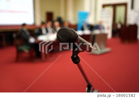 Microphone in focus against blurred audience Microphone in focus against blurred audience 16001582