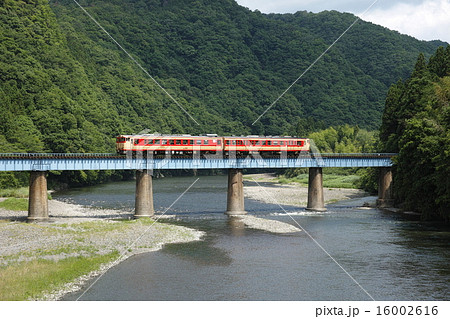 新緑の久慈川を渡る国鉄色キハ40系気動車 16002616