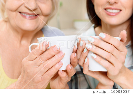 Grandmother and granddaughter with cups Grandmother and granddaughter with cups 16003057