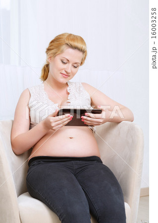 Pragnant woman using laptop 16003258