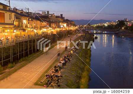 京都鴨川納涼床・初夏の夕暮れ 16004259