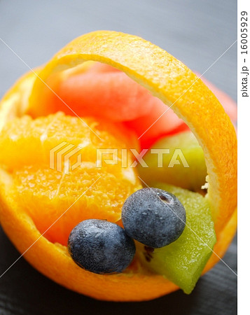 オレンジバスケット　黒背景　（縦位置ハイアングル） 16005929