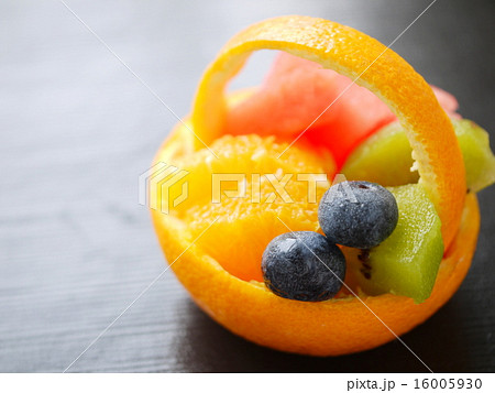 オレンジバスケット　黒背景　（左スペース） 16005930