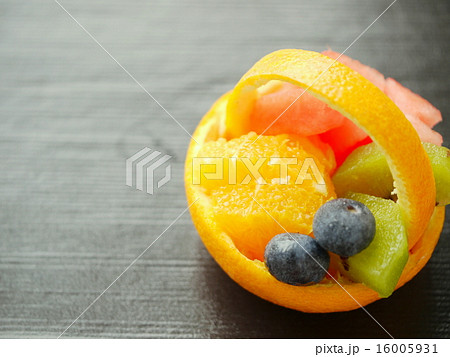 オレンジバスケット　黒背景　（横位置ハイアングル） 16005931