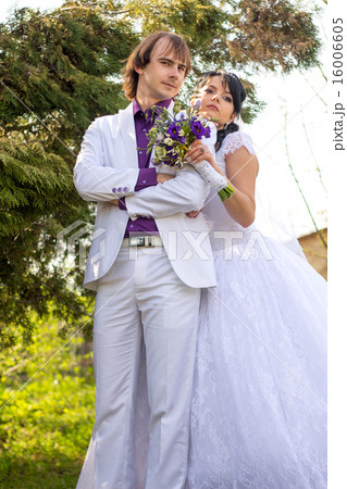 Elegant bride and groom posing together outdoors o Elegant bride and groom posing together outdoors o 16006605