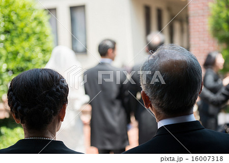 新郎新婦を見つめるご親族 新郎新婦を見つめるご親族 16007318