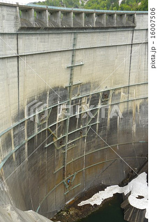 立山黒部アルペンルート　黒部ダム　放水口遠望 16007506