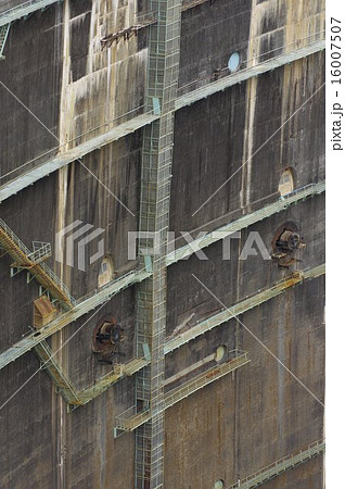 立山黒部アルペンルート 黒部ダム 放水口遠望 立山黒部アルペンルート 黒部ダム 放水口遠望 16007507