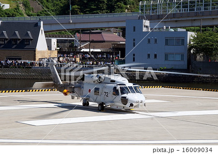 横須賀港　海上自衛隊　哨戒ヘリコプター　SH-60J　シーホーク　SeaHawk　離陸態勢 16009034
