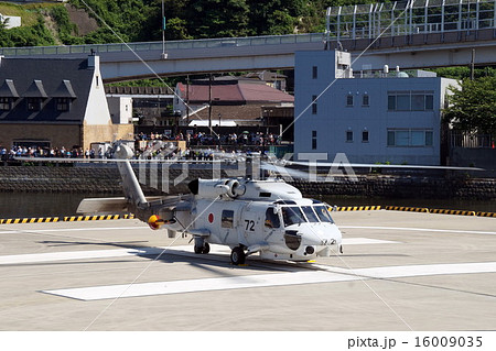 横須賀港　海上自衛隊　哨戒ヘリコプター　SH-60J　シーホーク　SeaHawk　着陸態勢 16009035