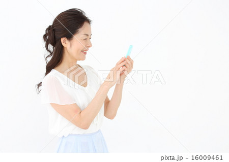 スマートフォン・中年女性 スマートフォン・中年女性 16009461