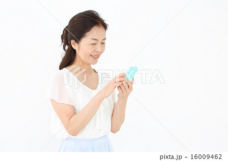 スマートフォン・中年女性 スマートフォン・中年女性 16009462