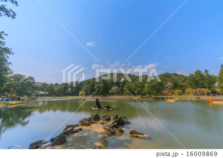 春の毛越寺の出島石組と池中立石 春の毛越寺の出島石組と池中立石 16009869
