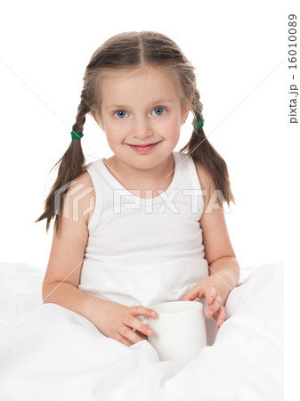 cheerful girl with cup in bed 16010089